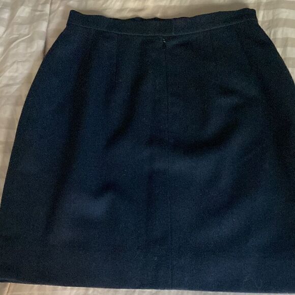 Authentic Chanel Black Wool Pencil Skirt Lined in Silk. Size 36/US 6. - Picture 3 of 6